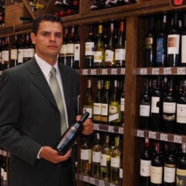 Rede de Supermercados Recruta: Atendente de Vinhos Rede de Supermercados Recruta: Atendente de Vinhos