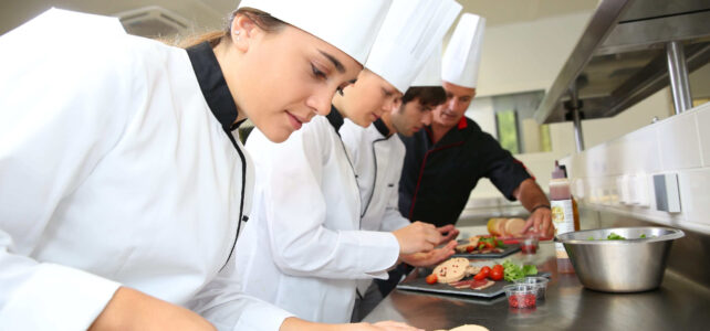 Coco Bambu Seleciona Aux. de Cozinha, Cozinheiro(a) e Pieiro Coco Bambu Seleciona Aux. de Cozinha, Cozinheiro(a) e Pieiro