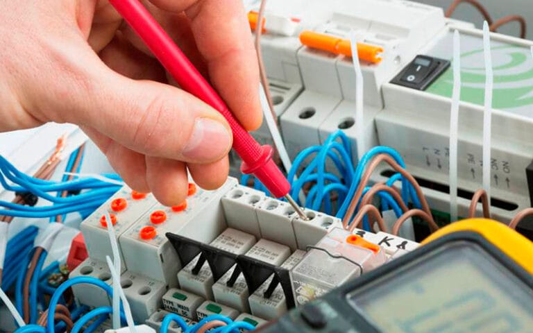 FIEC Seleciona Instrutor de Eletroeletrônica