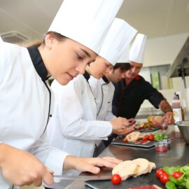 Labrasi Lerie Seleciona Auxiliar de de Cozinha, Cozinheiro e Estoquista