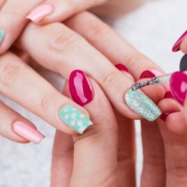 Salão de Beleza Seleciona Manicure e Cabeleireira