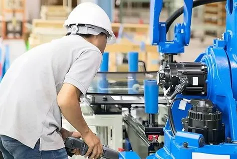 Verzani Seleciona 10 Operadores de Máquinas, R$ 1.312,00