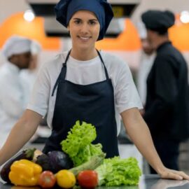 Restaurante Sabor Caseiro em Fortaleza contrata :<br>Auxiliar de Cozinha