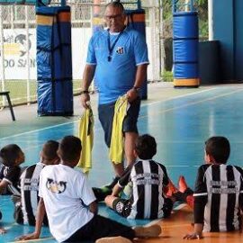 Professor(a) de Educação Física para futsal