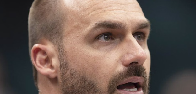 Eduardo Bolsonaro esteve em avião do mesmo modelo, antes da queda Eduardo Bolsonaro esteve em avião do mesmo modelo, antes da queda