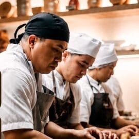 Vagas para Sushiman e Auxiliar